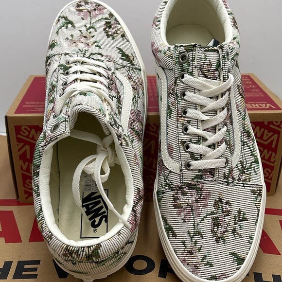 Vans Men’s Old Skool Tapestry Floral Marshmallow 
VN000CP5CCZ
Sneakers - Picture 12 of 16
